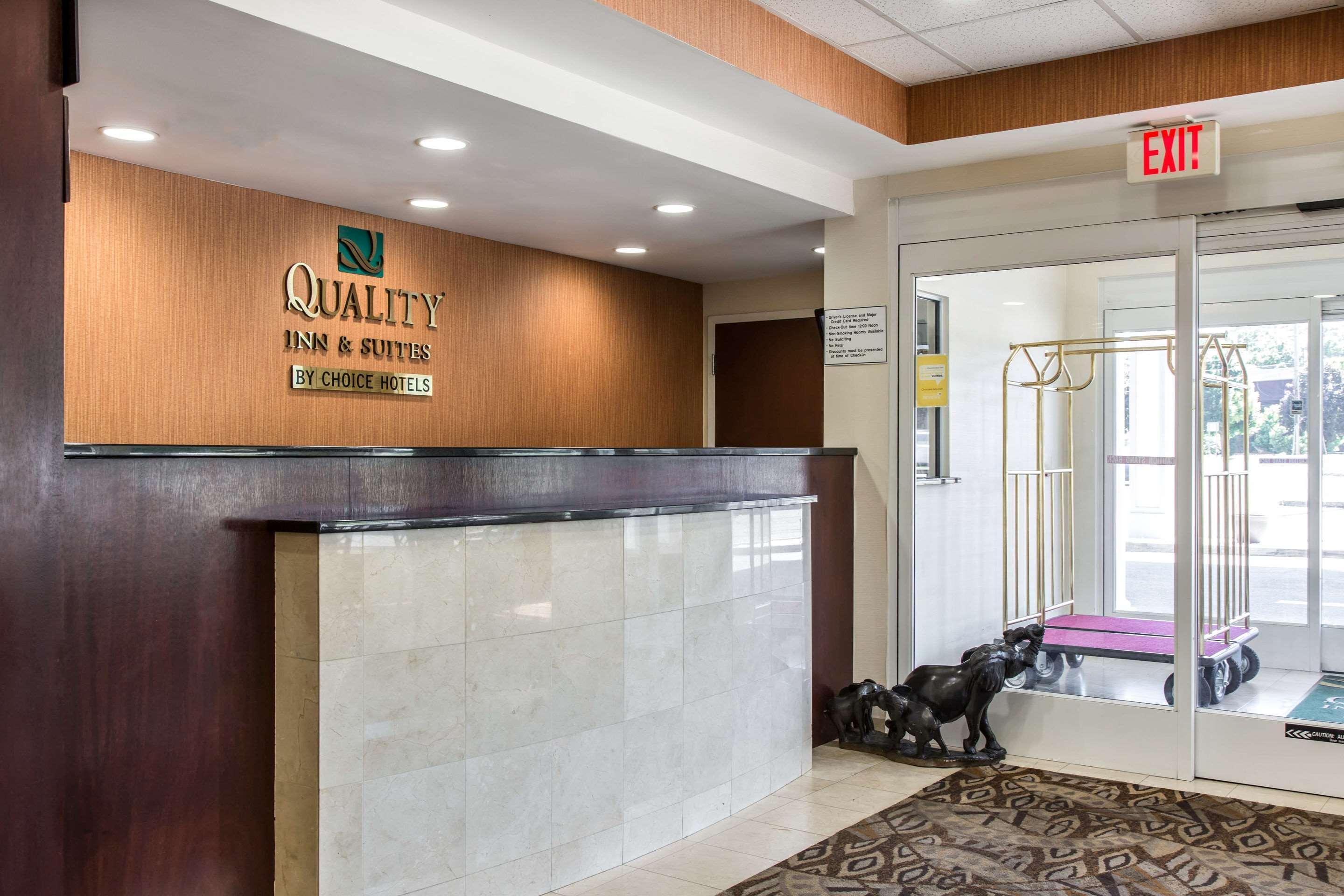 Quality Inn & Suites Danbury Near University Bagian luar foto